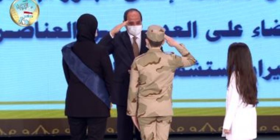 الرئيس السيسي يقدم التحية العسكرية لنجل الشهيد مصطفى عبيدو (صور)