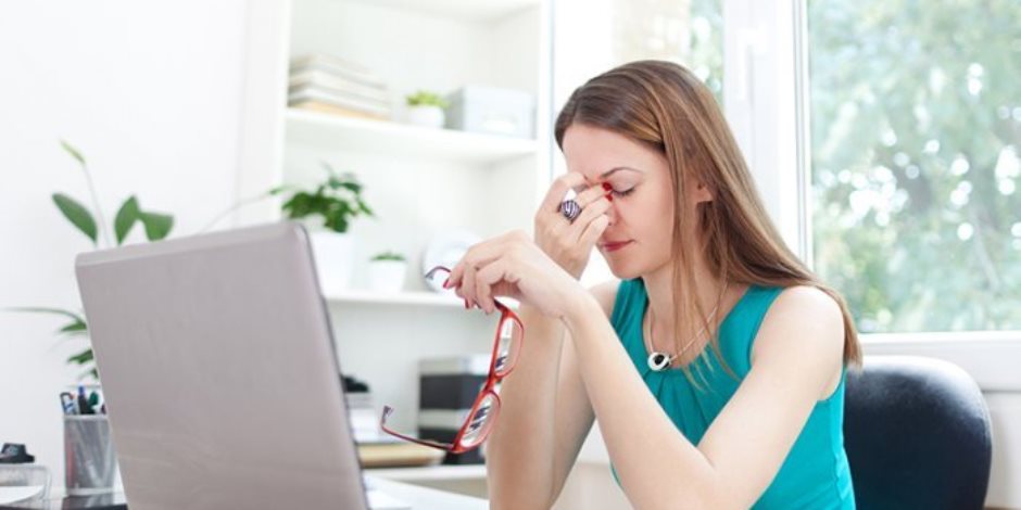 إجهاد العين وفقدان الذاكرة.. 5 مشكلات صحية يسببها الجلوس أمام الكمبيوتر