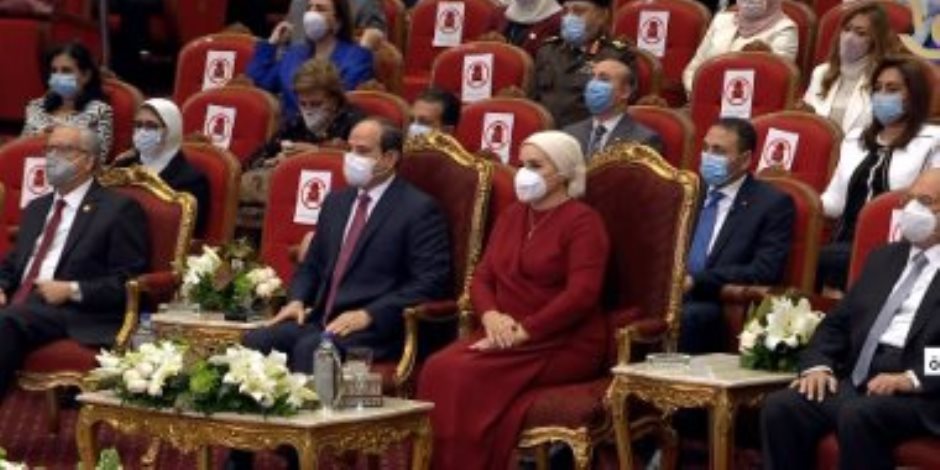 الرئيس السيسى والسيدة قرينته يشهدان فيلما تسجيليا بعنوان "شجرة المستقبل"