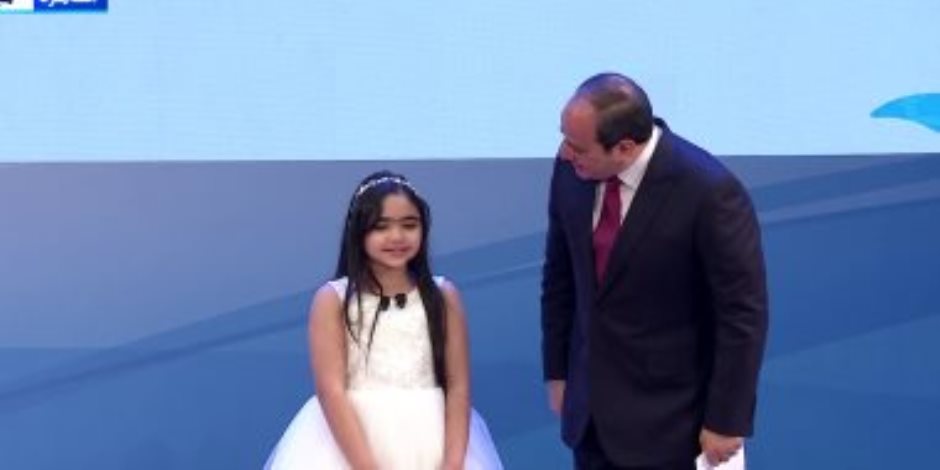 الرئيس السيسي يصافح الطفلة "مايا" خلال احتفالية تكريم الأمهات المثاليات