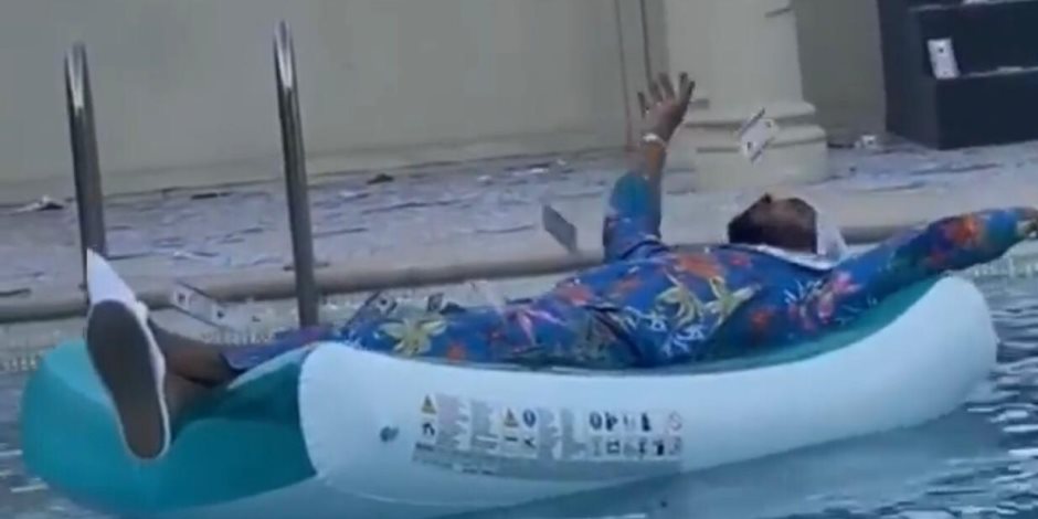 بعد تغريمه 6 مليون جنيه .. محمد رمضان يظهر بمقطع فيديو داخل حمام سباحة وهو يرمي بعض الأموال فى الهواء