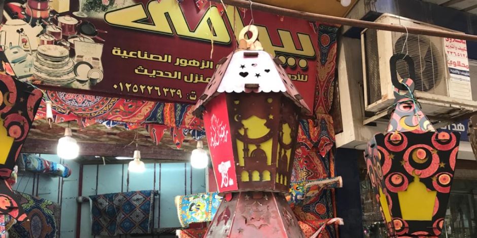 مشاهد المحبة تحرس مصر.. أسرة قبطية تبيع فوانيس وزينة رمضان احتفالا بالشهر الكريم (صور)
