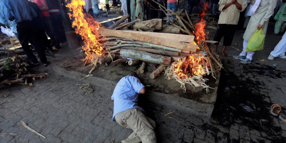 الأمانة العامة لدور الإفتاء العالمية: لا يجوز حرق جثث المتوفين بكورونا 