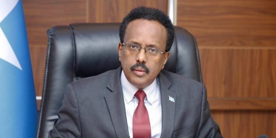 الرئيس يمدد ولايته وخلافات عصفت بالانتخابات.. ماذا يحدث في الصومال؟