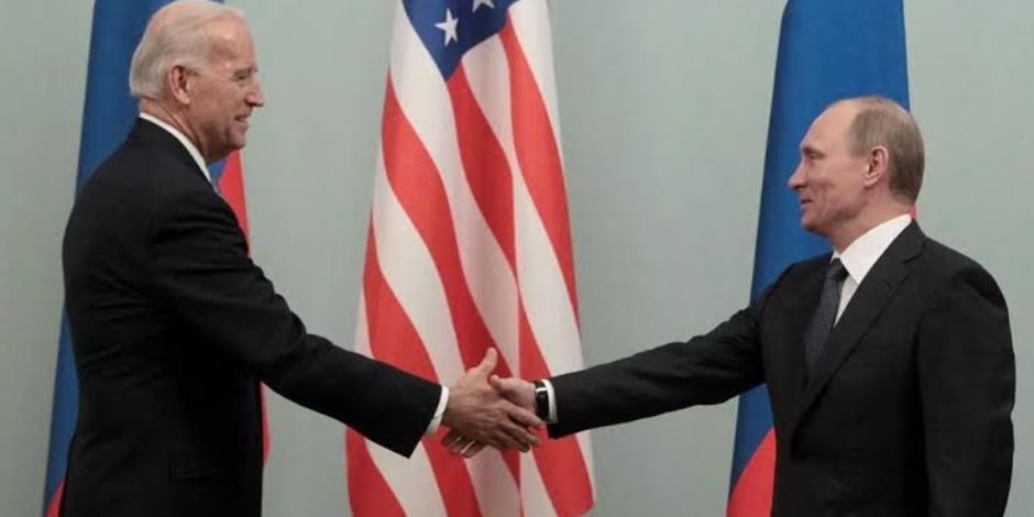 حظر وعقوبات وسجال دبلوماسي.. ماذا تشهد العلاقات الأمريكية الروسية الآن؟