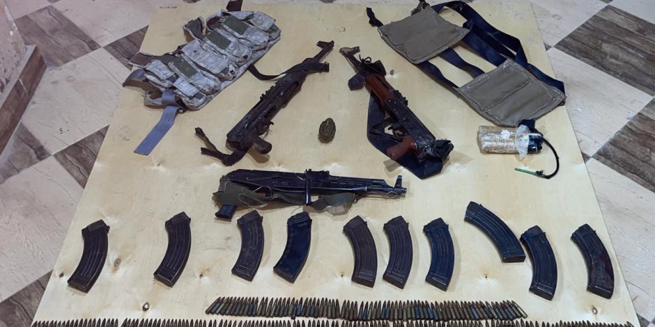 أول صور للأسلحة المضبوطة مع الإرهابيين المتورطين بقتل المواطن نبيل حبشي