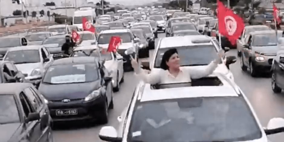 رغم الوضع الوبائي الخطير.. مسيرة بالسيارات تجوب شوارع تونس ضد الإخوان ورئيس الحكومة