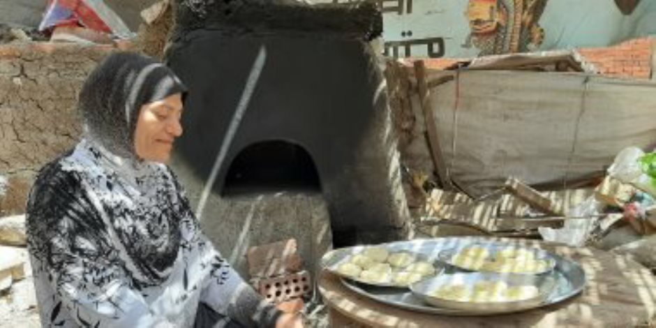 فرحة عيد الفطر على طريقة المصريين أمام الفرن الفلاحى.. حكاية الحاجة "نجاة" 30 عاما فى صناعة الكحك
