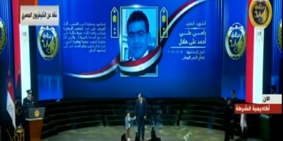 بعد عرض مشهد اسشهاده بـ "الاختيار 2" .. نجل  البطل رامي هلال يتمسك بيد الرئيس السيسي (فيديو)