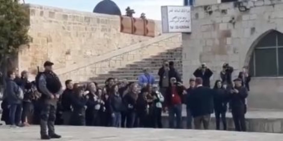 مستوطنون يقتحمون المسجد الأقصى واعتقال 28 فلسطينيا من الضفة