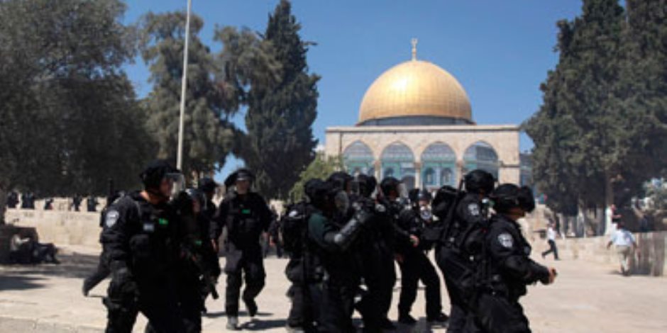 القاهرة الإخبارية: قوات الاحتلال تعتدي على مصلين أثناء توجههم للمسجد الأقصي