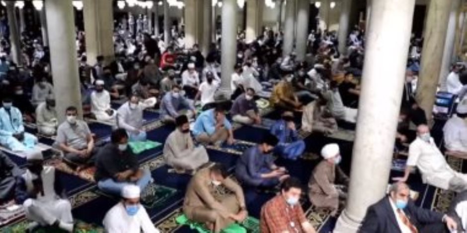 الجامع الأزهر يمنع دخول المصلين بدون كمامة.. والمئات يؤدون صلاة العيد