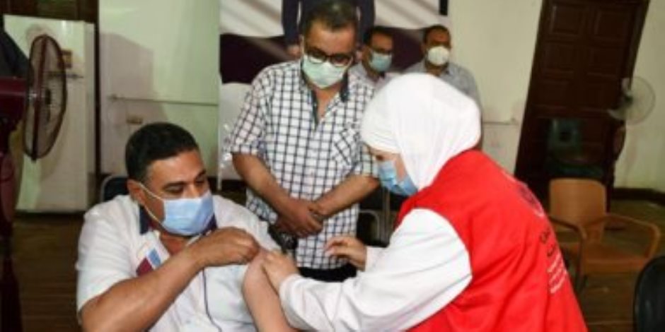 محافظ القاهرة يحذر:  لن يسمح بدخول مصلحة حكومية إلا بعد التطعيم