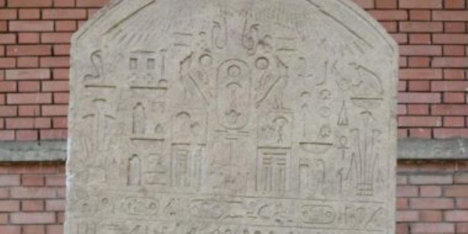 مواطن يعثر على لوحة أثرية بأرضه ويسلمها للدولة: دي حاجة مصر