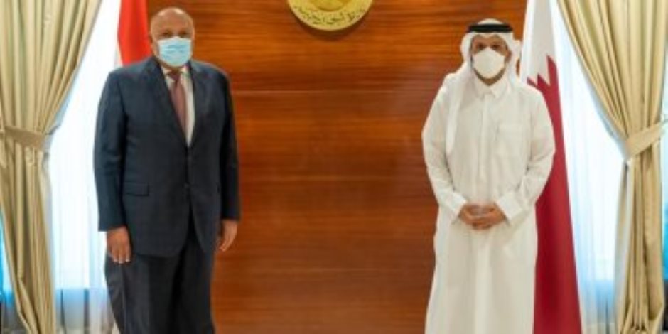 سامح شكري يلتقى نائب رئيس مجلس وزراء قطر خلال زيارته إلى الدوحة