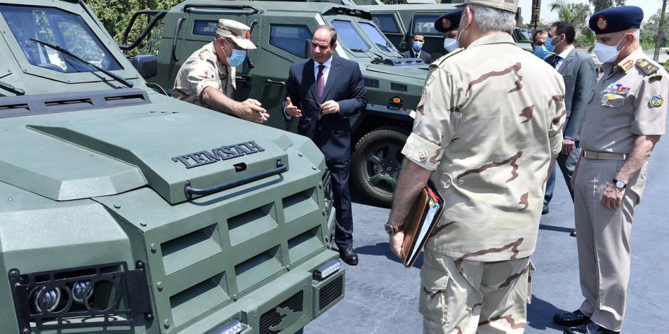 الرئيس السيسي يتفقد المركبات المدرعة متعددة المهام تصنيع القوات المسلحة