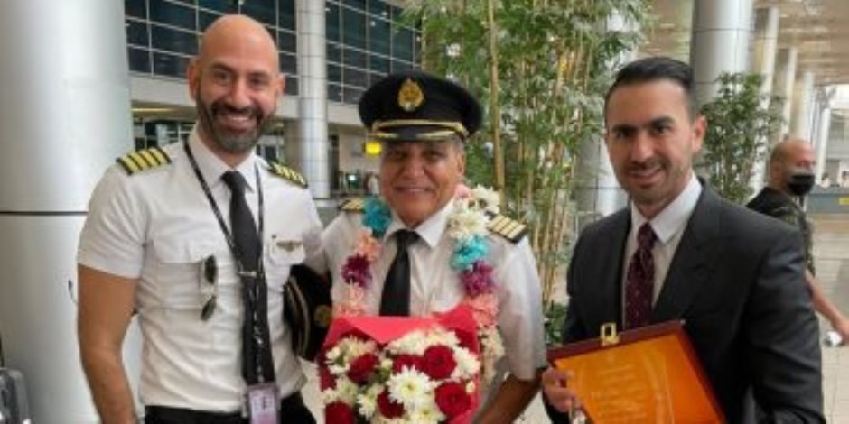 مطار جون كيندى يحتفي بتقاعد أقدم طيار في «مصر للطيران» برش آخر رحلاته بالمياه (صور)