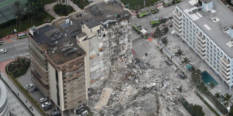 الرعب يسيطر على سكان «فلوريدا» الأمريكية بعد انهيار برج سكني بشكل مفاجئ.. اعرف التفاصيل