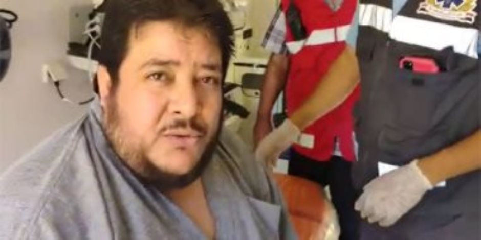 لعلاجه على نفقة الدولة.. نقل رضا إبراهيم مريض السمنة المفرطة إلى القاهرة (فيديو)