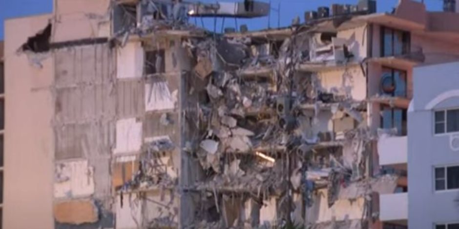 لقطات من انهيار مبنى فلوريدا وتهشم واجهته والبحث عن المفقودين (فيديو)