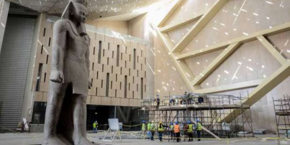 "مصر جاءت أولا ثم جاء التاريخ".. 55 ألف قطعة أثرية مرت على 17 معملا للترميم بالمتحف المصري