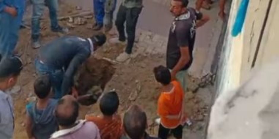  لحظة البحث عن ضحايا انهيار عقار من 3 طوابق بالإسكندرية (فيديو) 