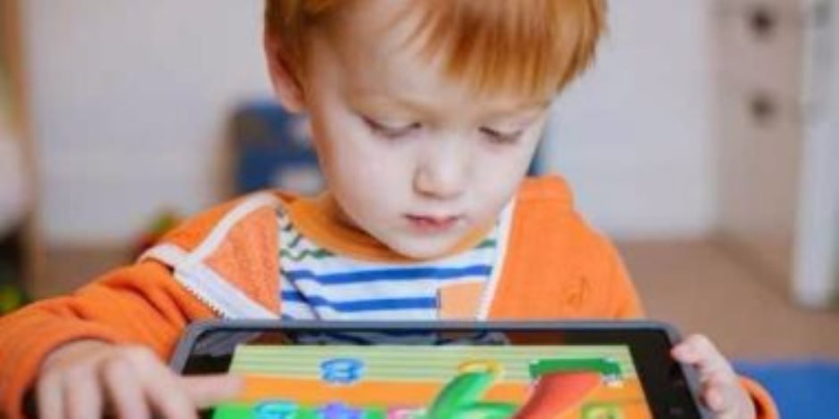 دراسة: قضاء طفلك وقتا أطول أمام شاشة الهاتف والتليفزيون يعرضه للسمنة