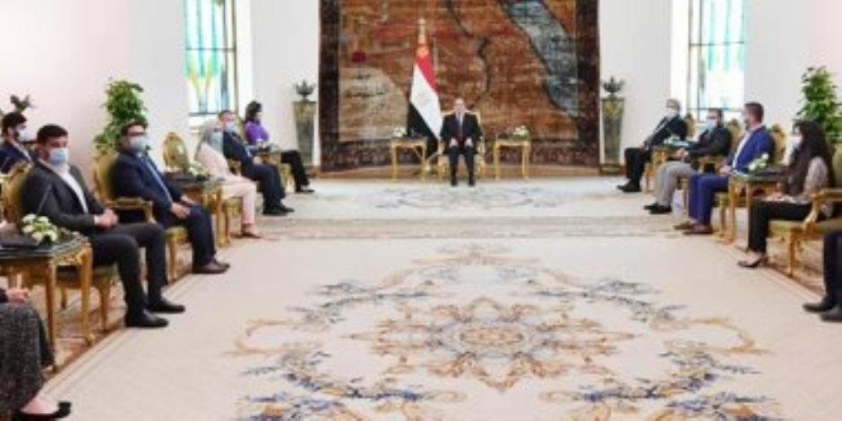 الرئيس السيسى يستقبل وفدًا من الشباب اليونانى والقبرصى من ذوى الجذور المصرية