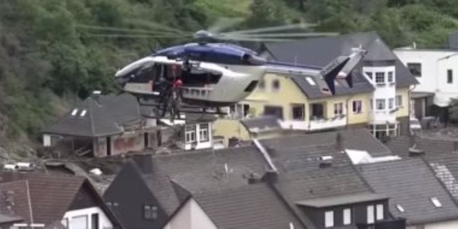 هليكوبتر تنقذ السكان بالحبال من أسطح منازلهم بسبب فيضانات ألمانيا.. فيديو وصور