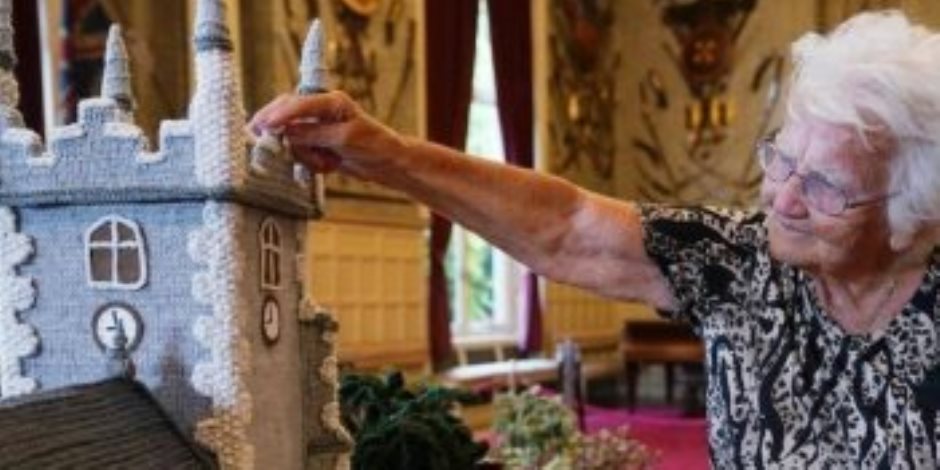 مسنة بريطانية تبهر الملكة إليزابيث بنموذج مصغر لقصر ساندرينجهام