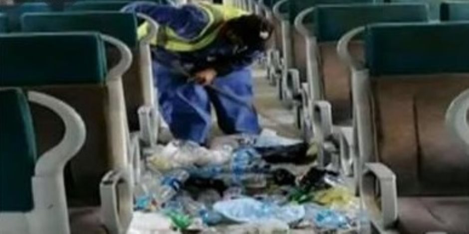 "أحمد موسى وقع في الفخ".. "صوت الأمة" تكشف حقيقة صورة القمامة في قطار الاسكندرية