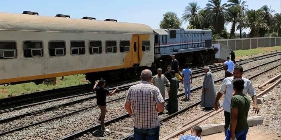 تصادم قطار ركاب في الصدادات الخرسانية بمحطة نجع حمادي ووقوع إصابات