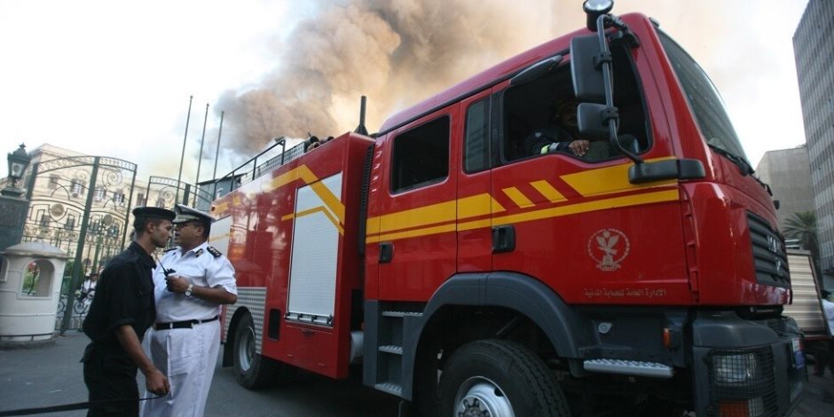 اندلاع حريق في عائمة نيلية بالزمالك والإطفاء تحاول السيطرة على النيران (فيديو)