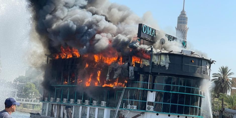«4 لانشات و5 سيارات إطفاء».. الحماية المدنية تسيطر على حريق مركب نيلي بالزمالك (صور)