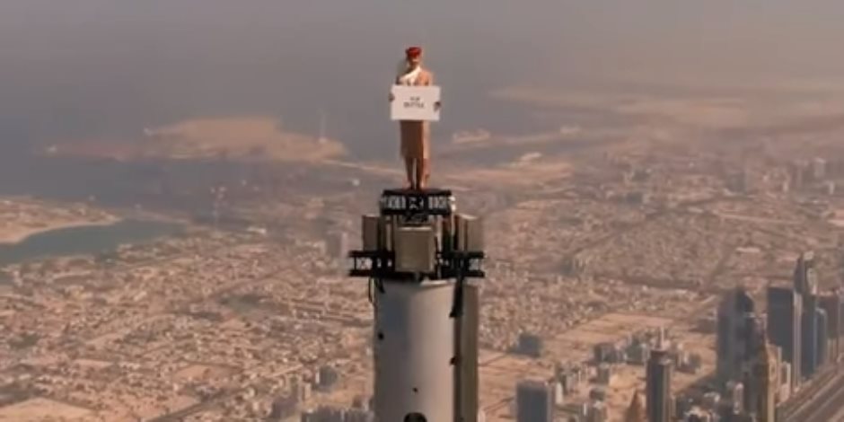 مشهد لا يصدقه عقل.. كيف وقفت مضيفة طيران الإمارات على أعلى قمة في العالم؟ (فيديو)