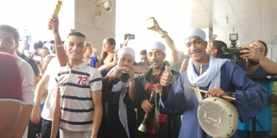 "زفة بلدي" في استقبال فريال أشرف بطلة الذهبية بمطار القاهرة..صور