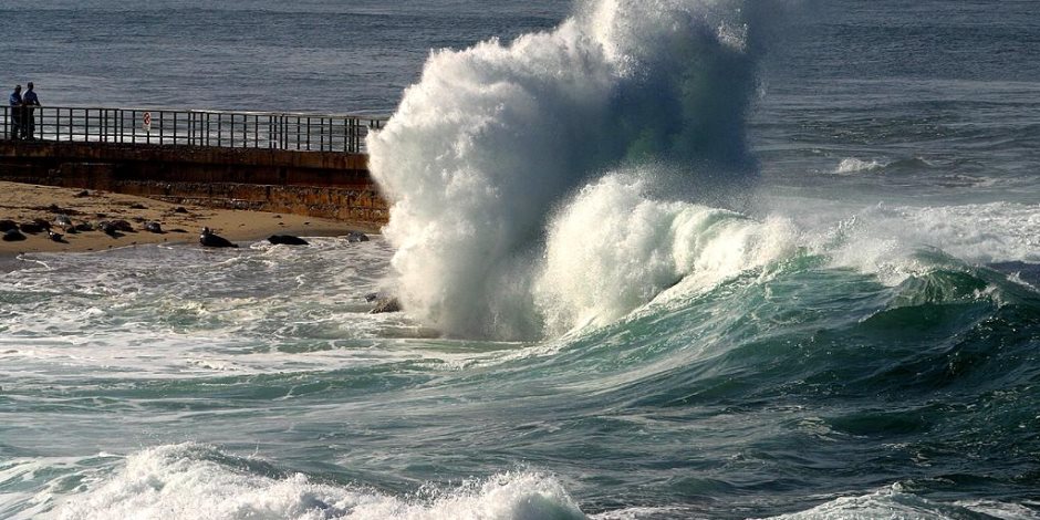 اضطراب الملاحة بالبحر المتوسط لليوم الثالث والأمواج ترتفع لـ3.5 متر