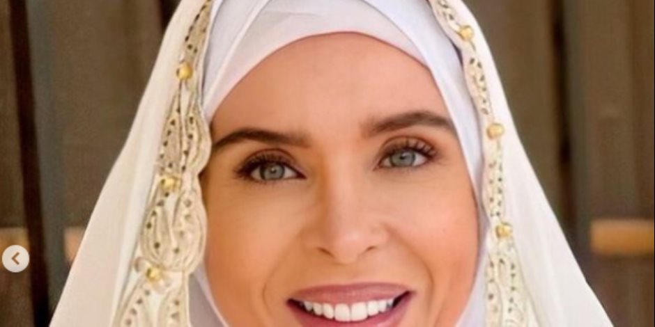 دينا فى صور جديدة بالحجاب وعباية بيضاء على إنستجرام