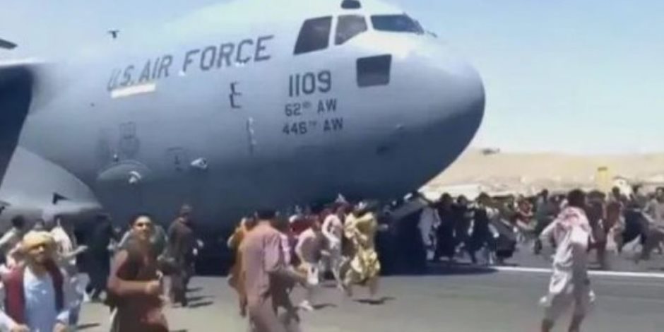 طائرة الهروب الكبير من أفغانستان.. ما قصة سي -17 الأمريكية؟