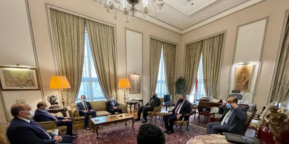 وزير الخارجية يستقبل أعضاء البعثة الدبلوماسية المصرية العائدة من كابول.. صور