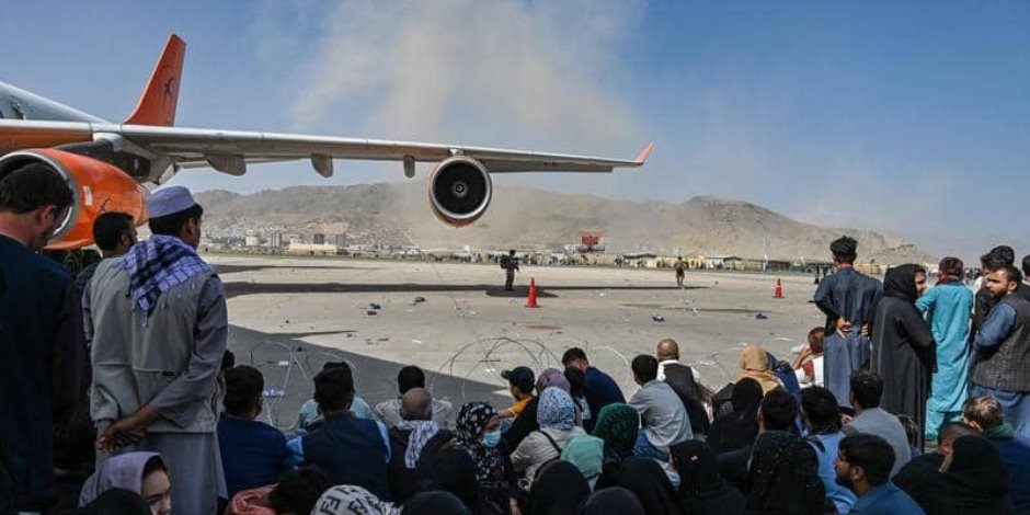 أمريكا تطالب الحشود بالابتعاد فوراً عن مطار كابل