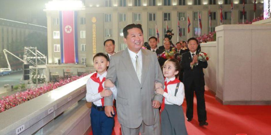 كوريا الشمالية تقيم عرضًا عسكريًا في منتصف الليل.. ونحافة «كيم» تثير الجدل