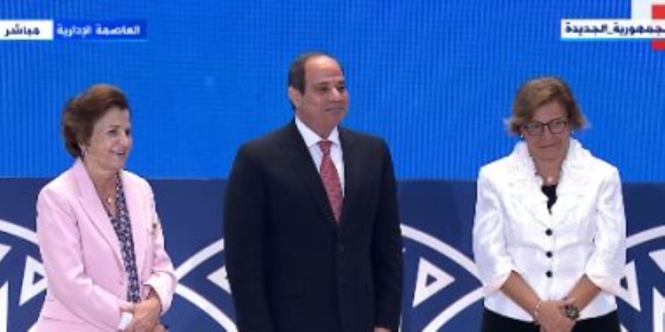 الرئيس السيسى يلتقط صورة تذكارية مع والدة ممثلة برنامج الأمم المتحدة الإنمائى