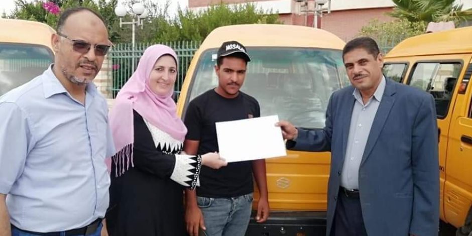 لتوفير فرص عمل للشباب.. توزيع عقود 10 سيارات ميني فان على مستحقين ببئر العبد في سيناء (صور)
