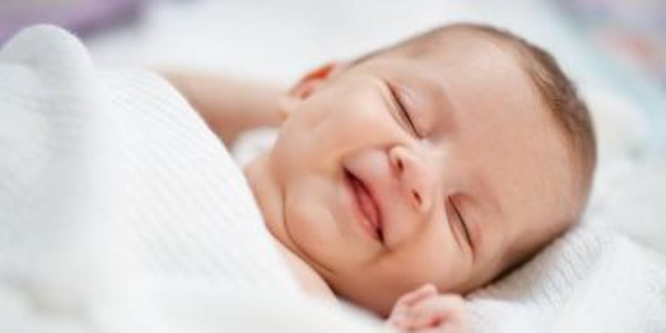 أسرار ابتسامات الأطفال أثناء النوم .. دراسة حديثة تجيب 