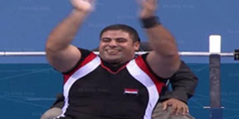 صورة في حب مصر.. بطل رفع الأثقال يحكي تفاصيل توقيع الرئيس السيسي على تيشيرت البطولة