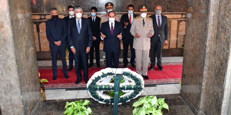 الرئيس السيسي يضع أكاليل الزهور على قبر الجندى المجهول وجمال عبد الناصر والسادات
