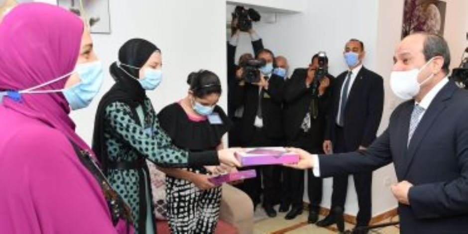 الرئيس السيسي يهدى أبناء من أسر الإسكان بديل المناطق غير الآمنة "تابلت" (صور)