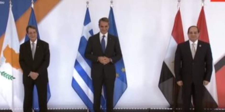 الرئيس السيسى يلتقط صورة تذكارية مع رئيس قبرص ورئيس وزراء اليونان قبل القمة