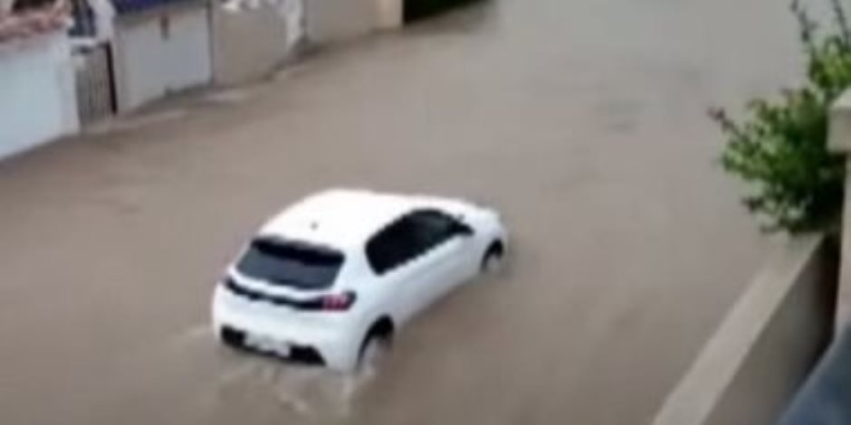 مياه الفيضانات تجرف السيارات وتدخل المنازل والمقاهى بمدينة إسبانية.. فيديو